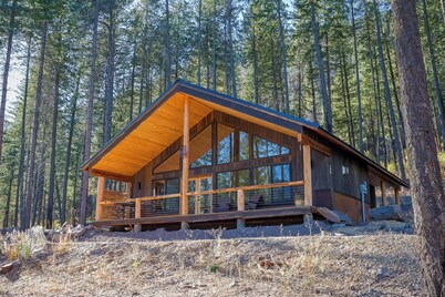 Woodlands Nest - modern cabin in the woods