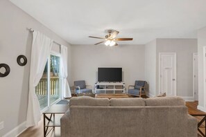 Smart TV - The Cedar at Ducks Landing (Aberdeen)