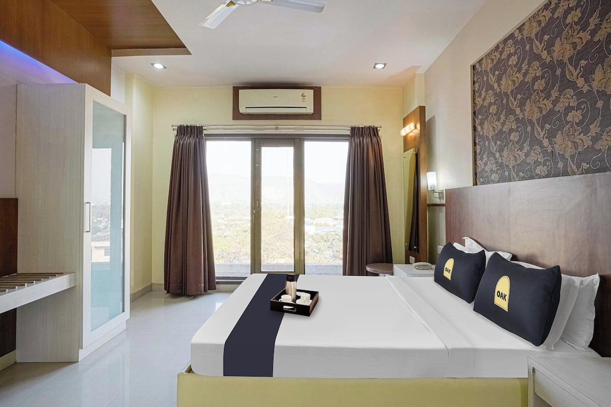 1 bedroom, Egyptian cotton sheets, premium bedding, down duvets
