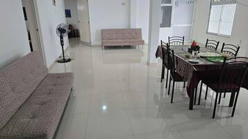 Room, 1 Bedroom, Accessible, Smoking | Dining