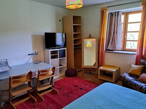 2 bedrooms, desk, WiFi, bed sheets