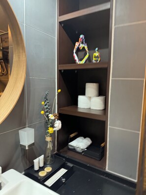 Dusche, Haartrockner, Bidet, Handtücher