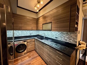 Kjøleskap, mikrobølgeovn, kokeplater og kjøkkenutstyr