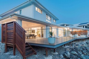 Terrace/patio - Whitsunday Waterfront Luxury at 19 The Cove (Airlie Beach)
