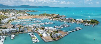 Whitsunday Waterfront Luxury at 19 The Cove