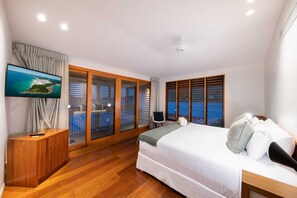 4 bedrooms, desk, iron/ironing board, WiFi