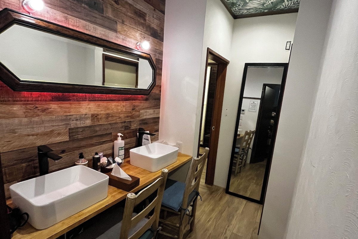 1 bedroom, laptop workspace