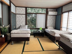 Kamar Triple Basic, pemandangan kebun | Ruang kerja ramah laptop