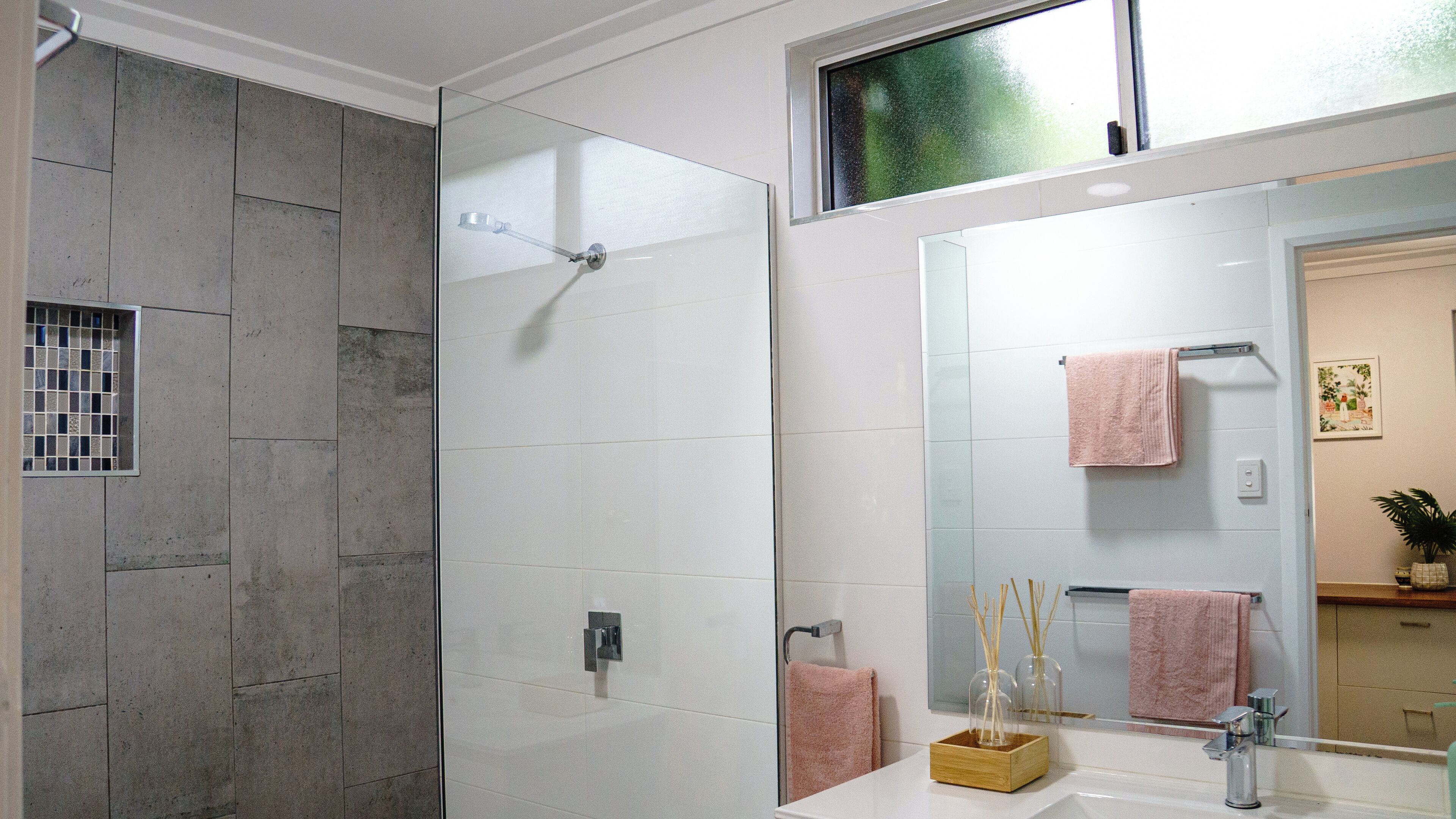 Douche, serviettes fournies, savon, papier toilette
