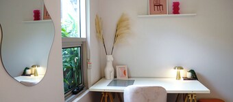 Hillside Hideaway: vibrant retreat surrounded by hiking trails - mins from city!