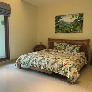 2 室のベッドルーム、セーフティボックス (室内)、デスク、WiFi (無料)