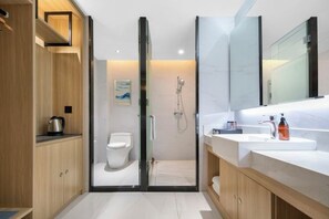 A modern bathroom with a shower, toilet, and vanity. - H Hotel (Wuhan Hanzheng Street Chongren Road Metro Station Jiangtan Branch) (Wuhan)