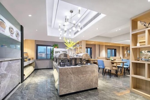 H Hotel (Wuhan Hanzheng Street Chongren Road Metro Station Jiangtan Branch)