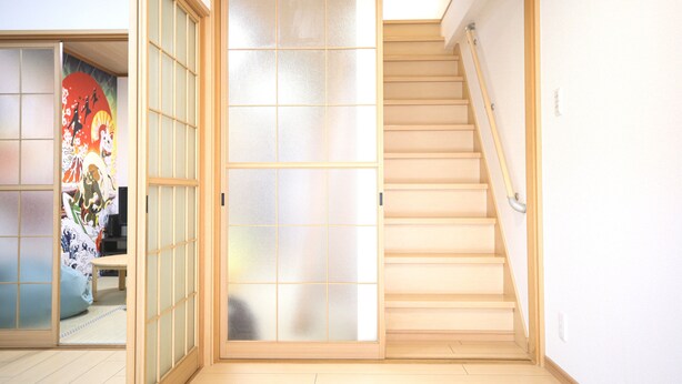 A traditional Japanese room with sliding doors, a wooden staircase, and a tatami mat floor. - KARAHORI NODOKA (Osaka)