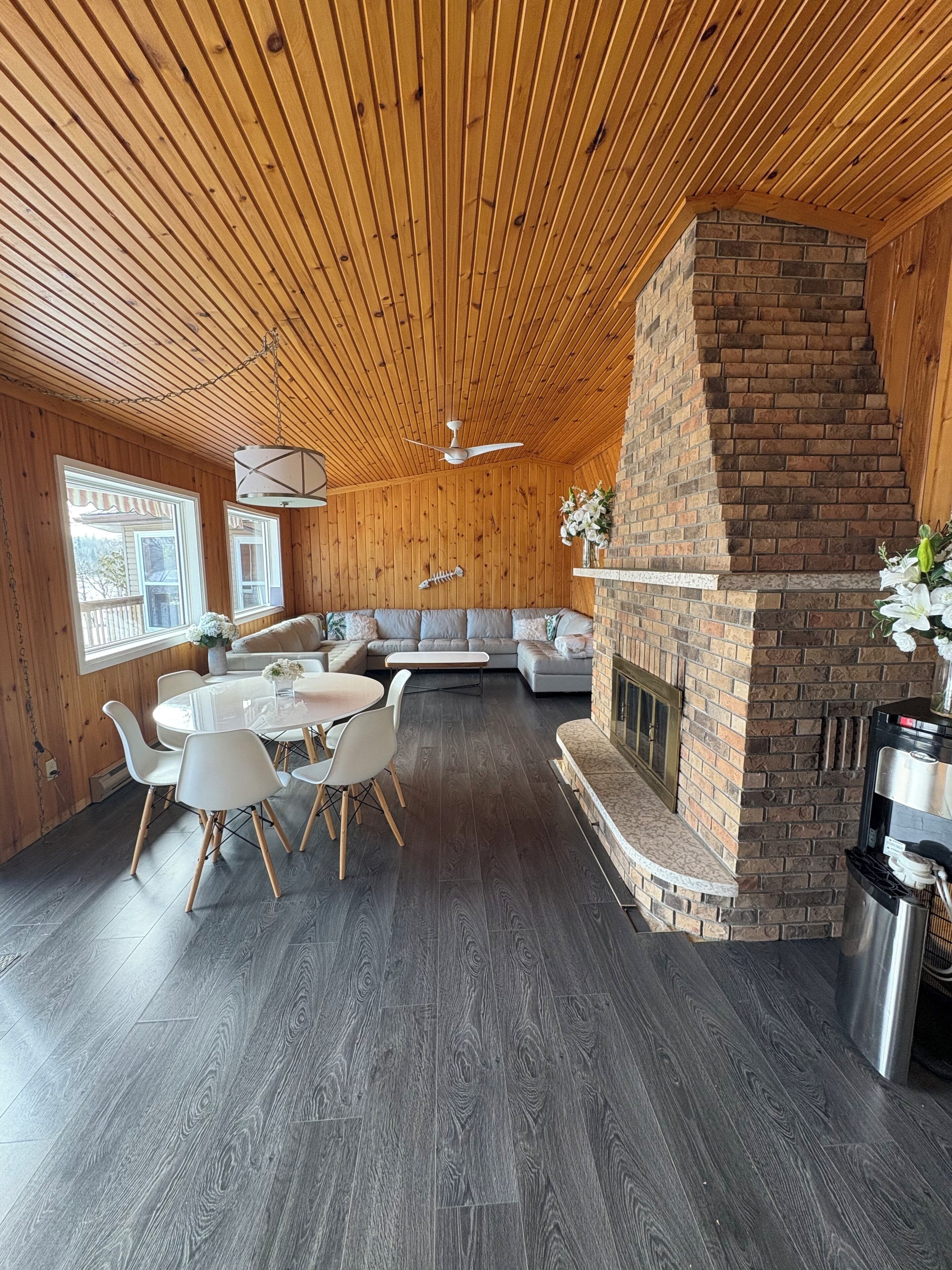 Älytelevisio, takka, DVD-soitin, stereot