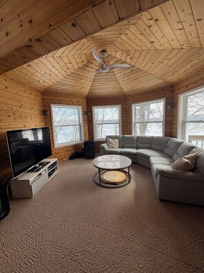 Smart-TV, peis, DVD-spiller og stereoanlegg