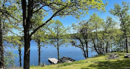 Lakefront drive up cottage, private dock and hot-tub room