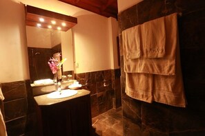 Haartrockner, Handtücher, Seife, Toilettenpapier
