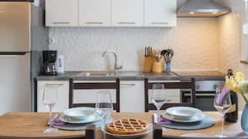 Apartamento standard, vários quartos (Apartment Alice close to Pula centre) | Cozinha privada | Geladeira, micro-ondas, fogão, cooktop