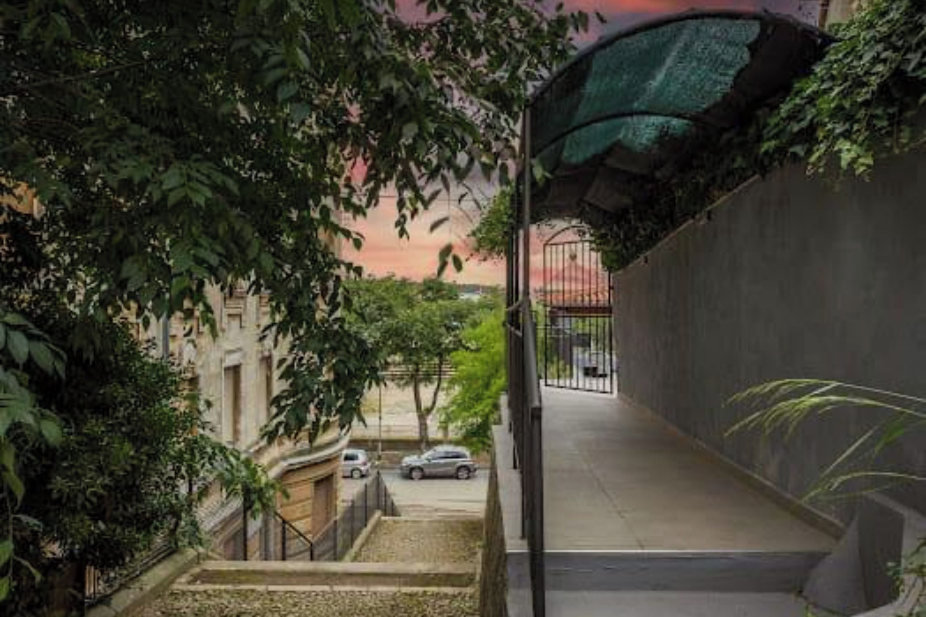 Una estrecha calle urbana con una escalera que lleva a un edificio.
