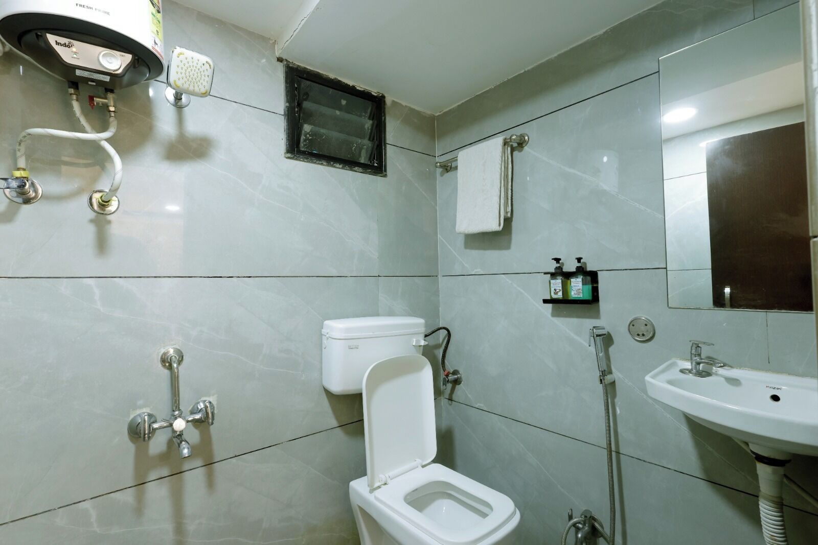 Un bany amb vàter, bidet, rentamig i mirall.