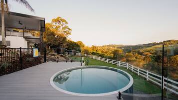 Een verwarmd zwembad