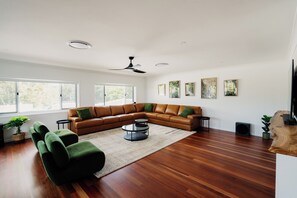 TV, fireplace, offices - Luxe Hinterland Retreat (Montville)