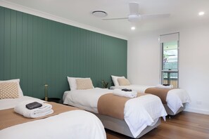 7 bedrooms, desk, iron/ironing board, travel crib - Luxe Hinterland Retreat (Montville)