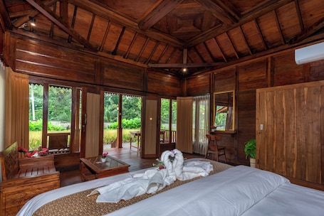 Villa Deluxe, 1 cama de matrimonio grande, vistas al jardín | 1 dormitorio y ropa de cama de alta calidad. Uma Ulun Dugul Ubud by Dhananjaya Hospitality