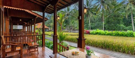 Villa Deluxe, 1 cama de matrimonio grande, vistas al jardín | 1 dormitorio y ropa de cama de alta calidad