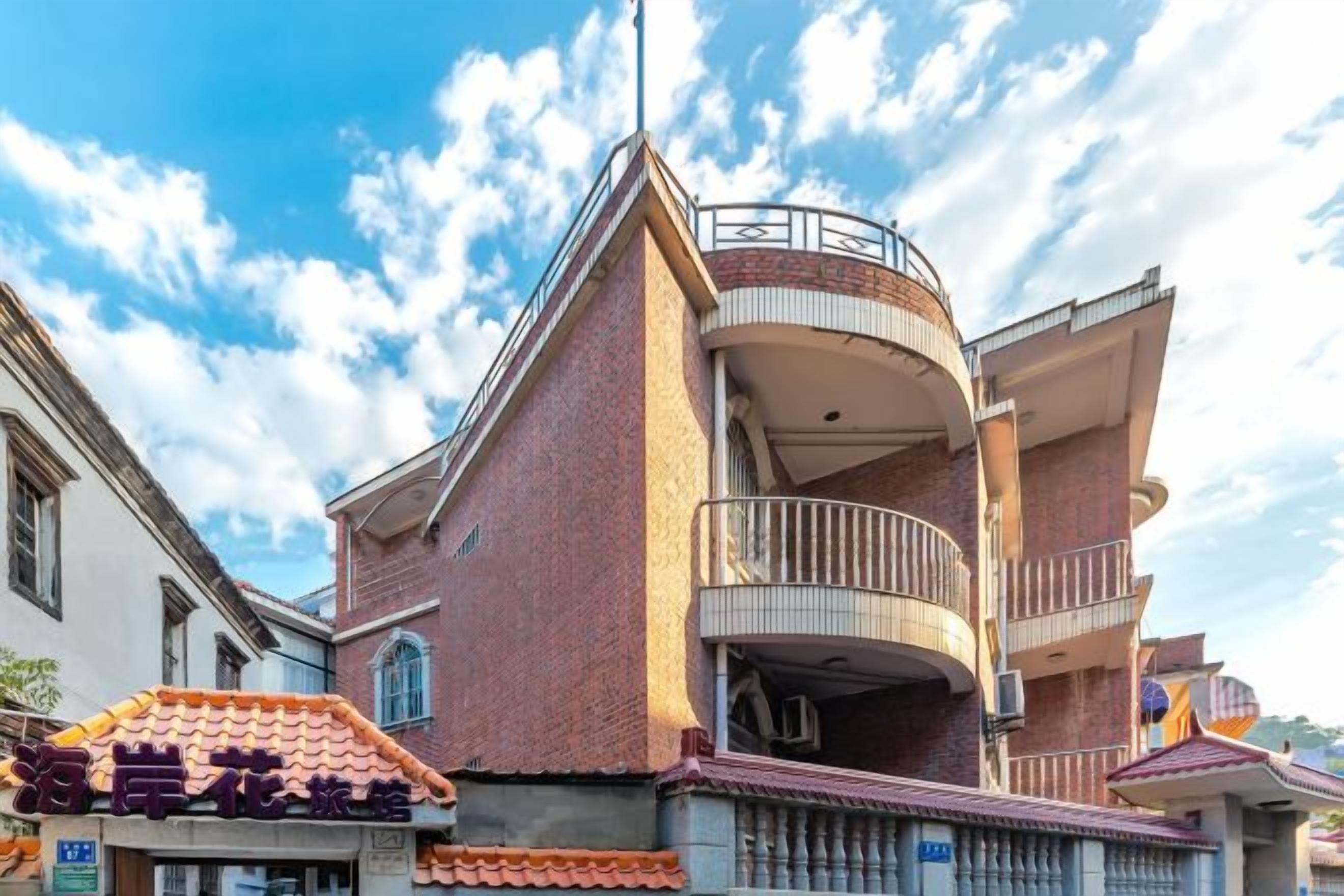 Um edifício de vários andares com uma varanda no segundo pavimento.