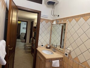 Doccia, asciugacapelli, bidet, asciugamani