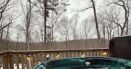 Cabin, Hot Tub, Forest View, Close to Town