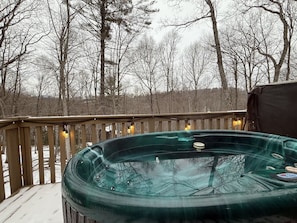 Outdoor spa tub - Cabin, Hot Tub, Forest View, Close to Town (West Jefferson)