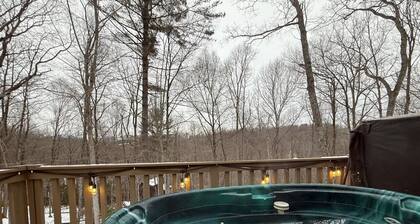 Cabin, Hot Tub, Forest View, Close to Town