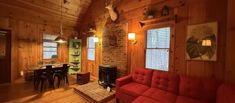 Cabin, Hot Tub, Forest View, Close to Town
