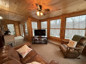 スマートテレビ、暖炉、書庫