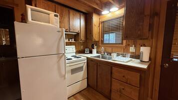 Kylskåp, mikrovågsugn, ugn och spishäll