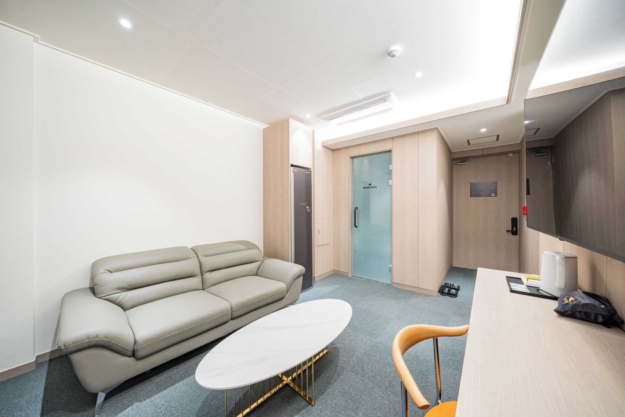 Suite Twin | Ropa de cama de alta calidad, escritorio, sistema de insonorización