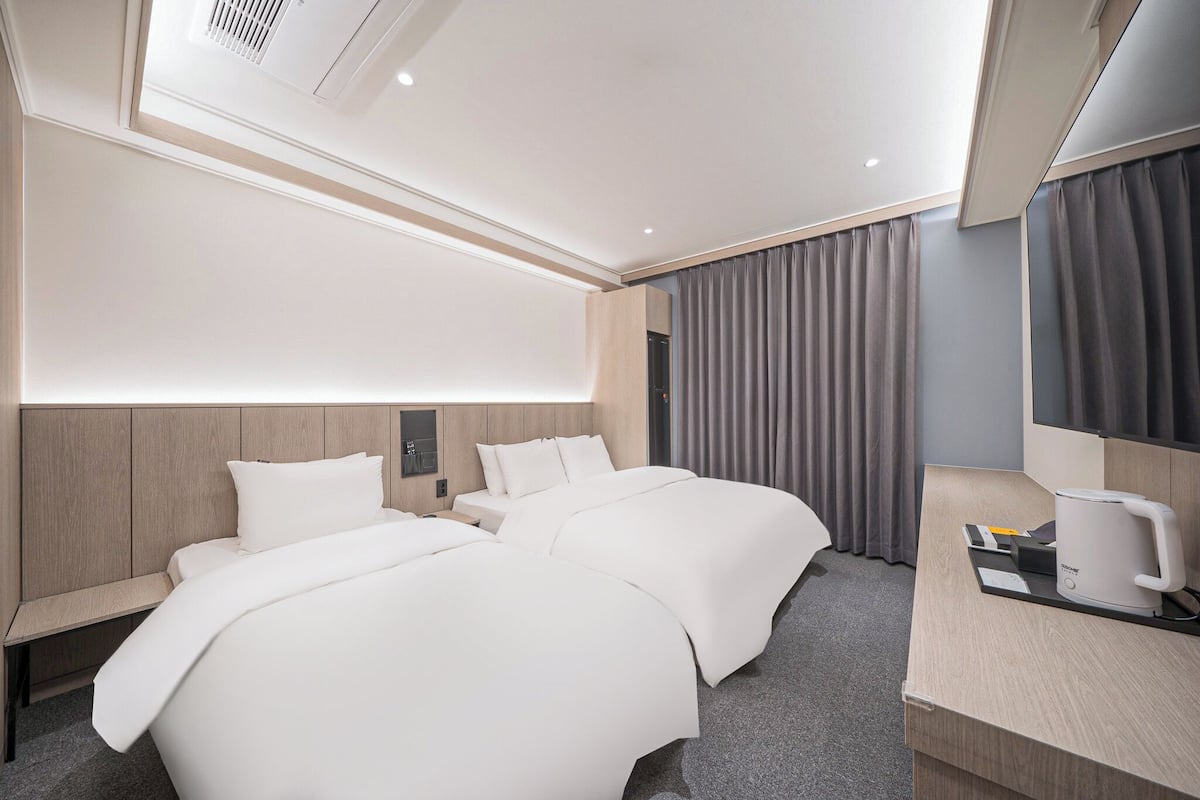 Phòng 2 giường đơn Deluxe | Bộ đồ giường cao cấp, bàn, phòng cách âm