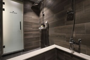 Haartrockner, Bademäntel, Hausschuhe, Bidet