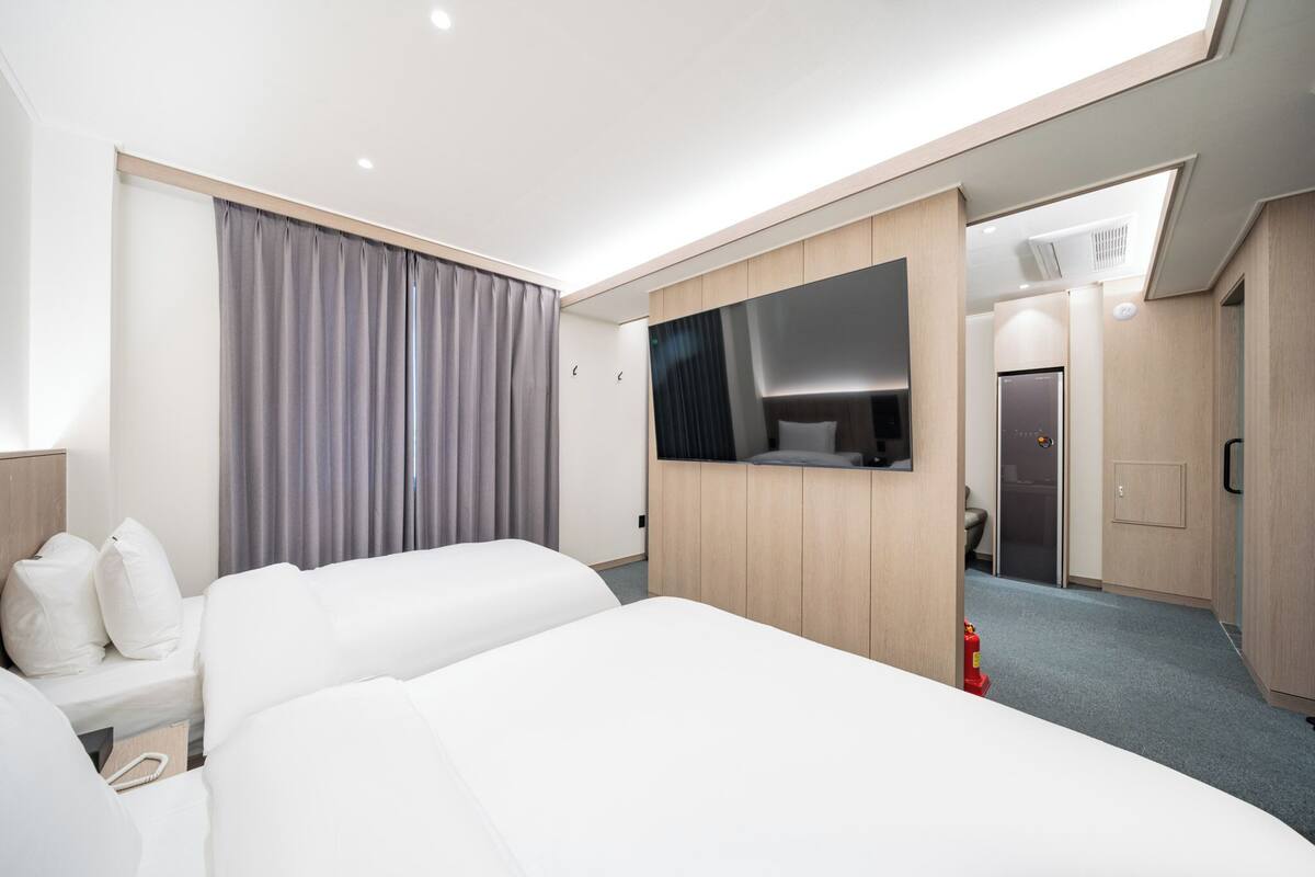Suite Twin | Bộ đồ giường cao cấp, bàn, phòng cách âm