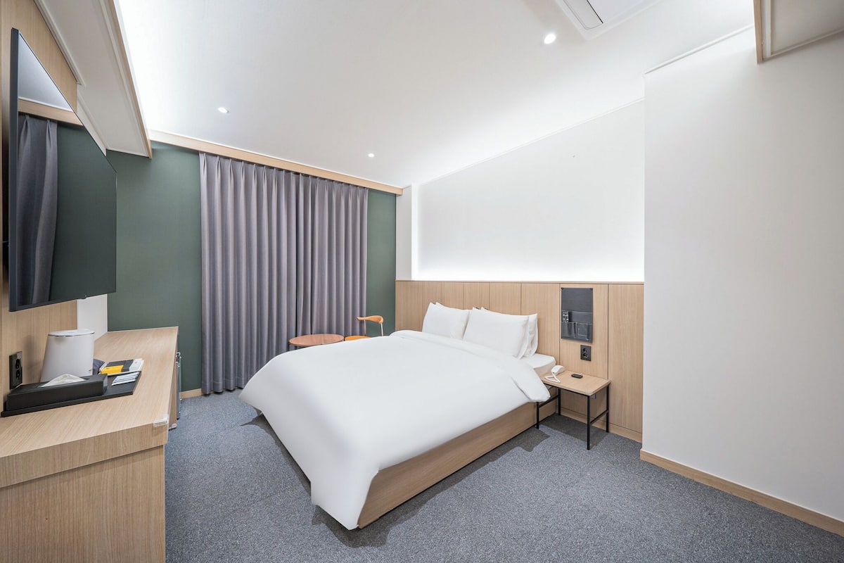 Phòng đôi Deluxe, quang cảnh thành phố | Bộ đồ giường cao cấp, bàn, phòng cách âm