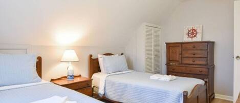 5 bedrooms, iron/ironing board, WiFi, bed sheets