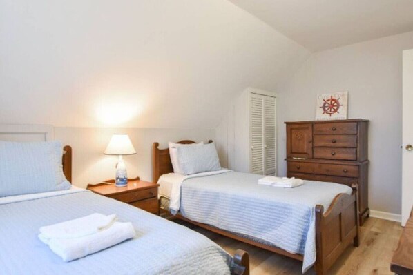 5 bedrooms, iron/ironing board, WiFi, bed sheets