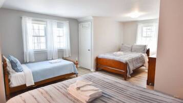 5 bedrooms, iron/ironing board, WiFi, bed sheets