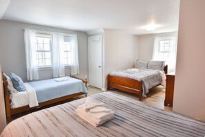 5 bedrooms, iron/ironing board, WiFi, bed sheets