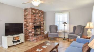 TV, fireplace