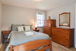 5 bedrooms, iron/ironing board, WiFi, bed sheets