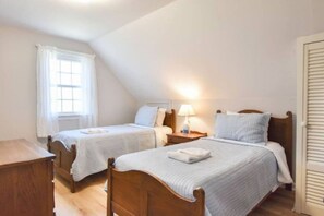 5 bedrooms, iron/ironing board, WiFi, bed sheets